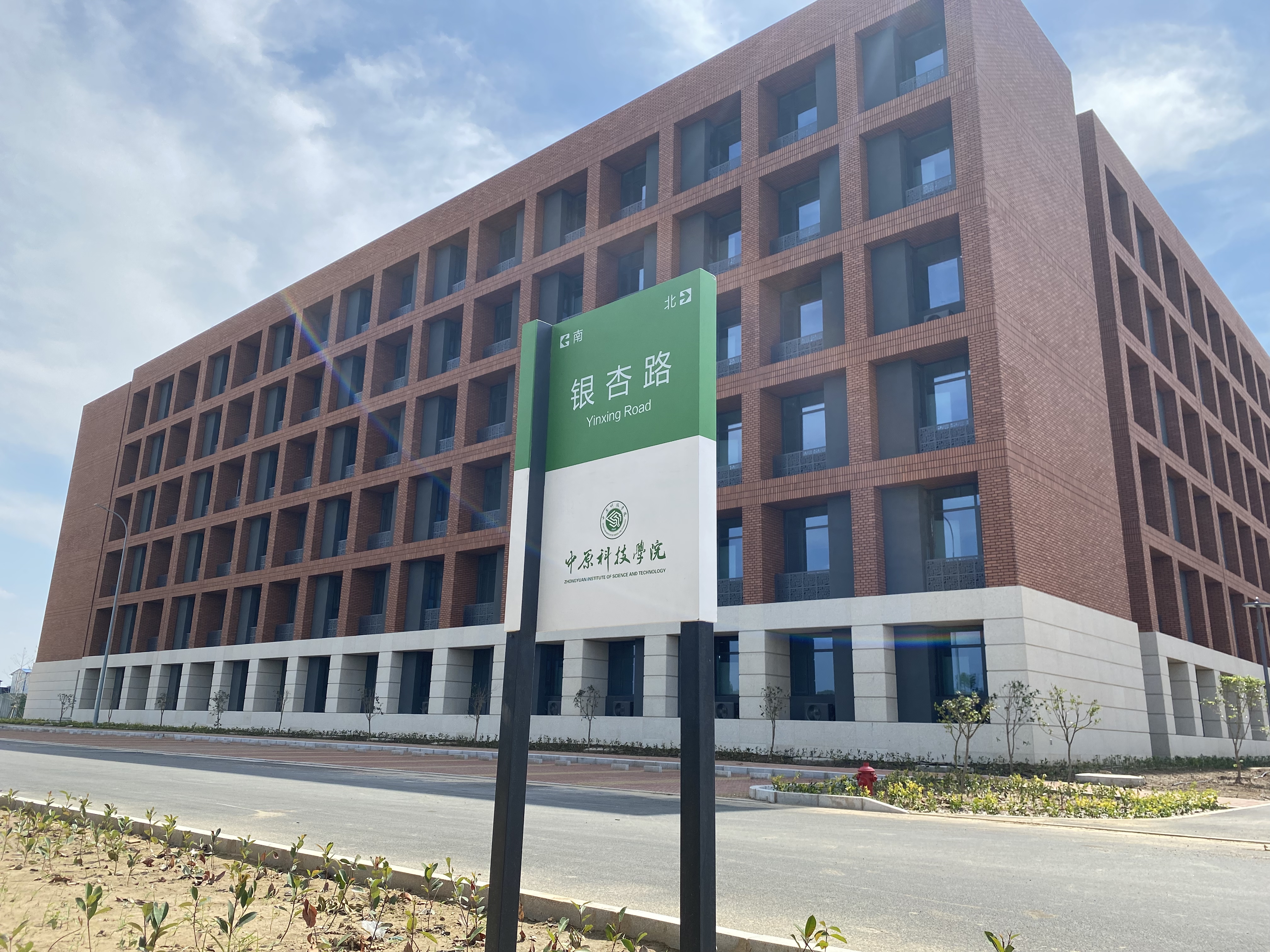 學(xué)校標(biāo)識(shí)標(biāo)牌的設(shè)計(jì)，充分展現(xiàn)了學(xué)校的文化特色
